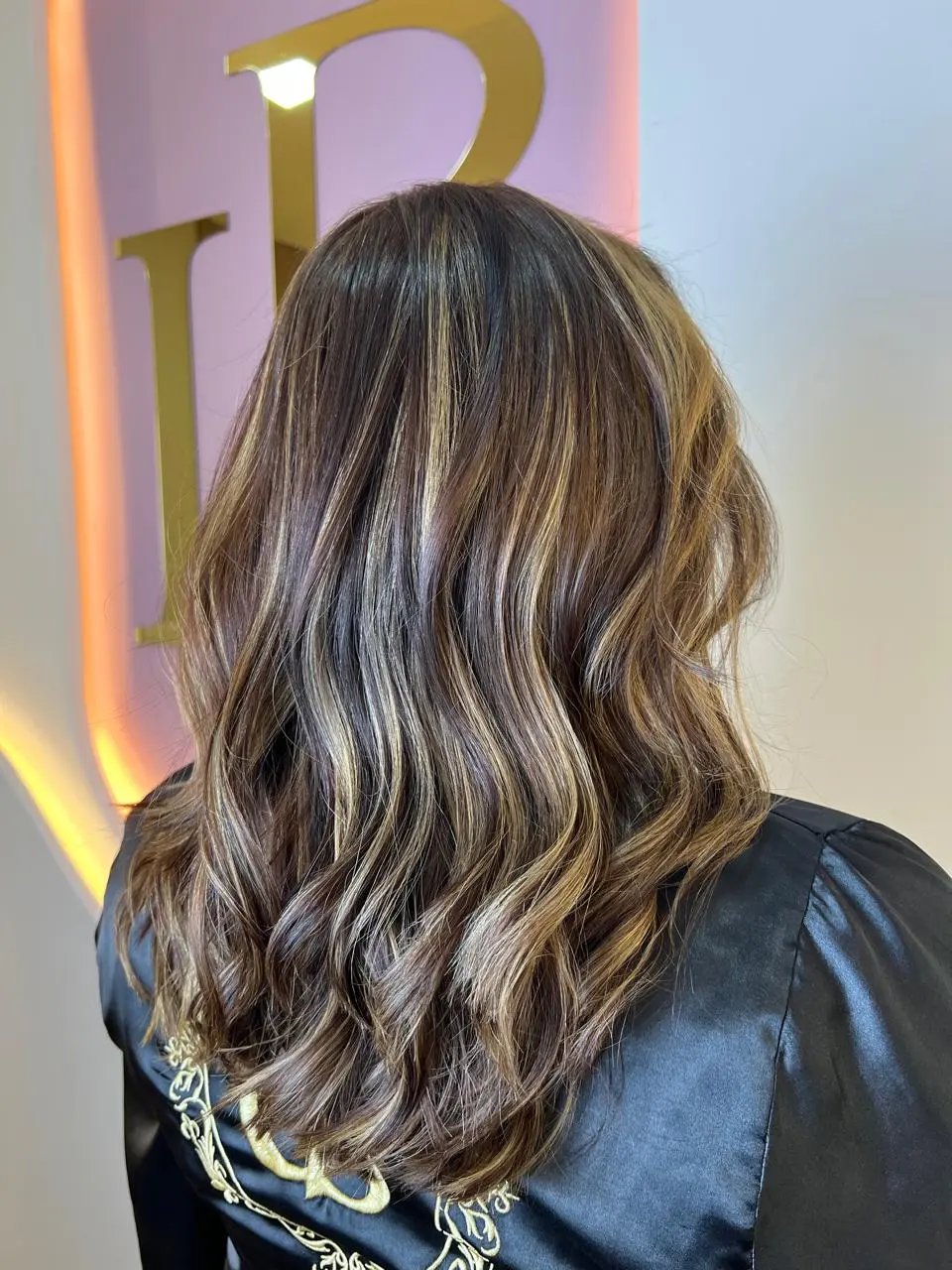 [Descreva objetivamente o penteado mostrado]